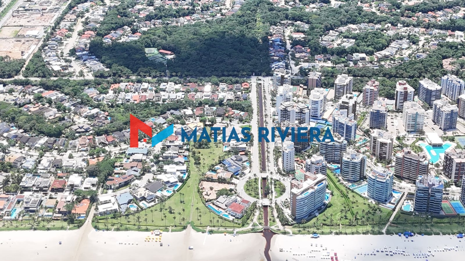 Vista aérea dos módulos da Riviera de São Lourenço, com a avenida, as casas, os edifícios e a mata ao fundo