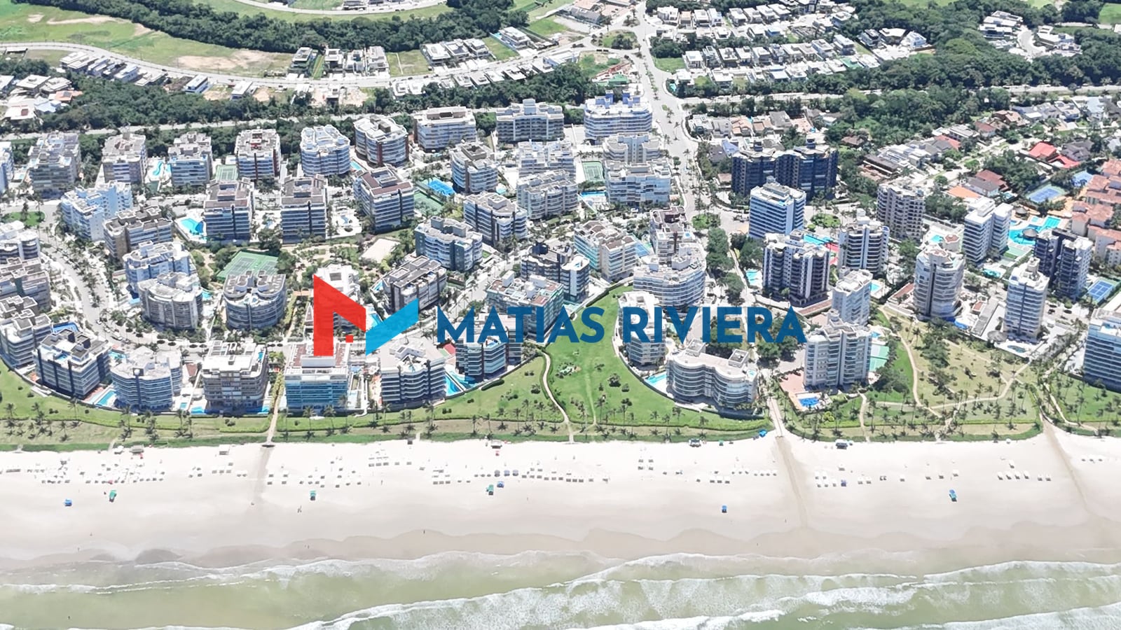 Vista aérea dos módulos da Riviera de São Lourenço junto à praia, com as áreas verdes e a mata ao fundo