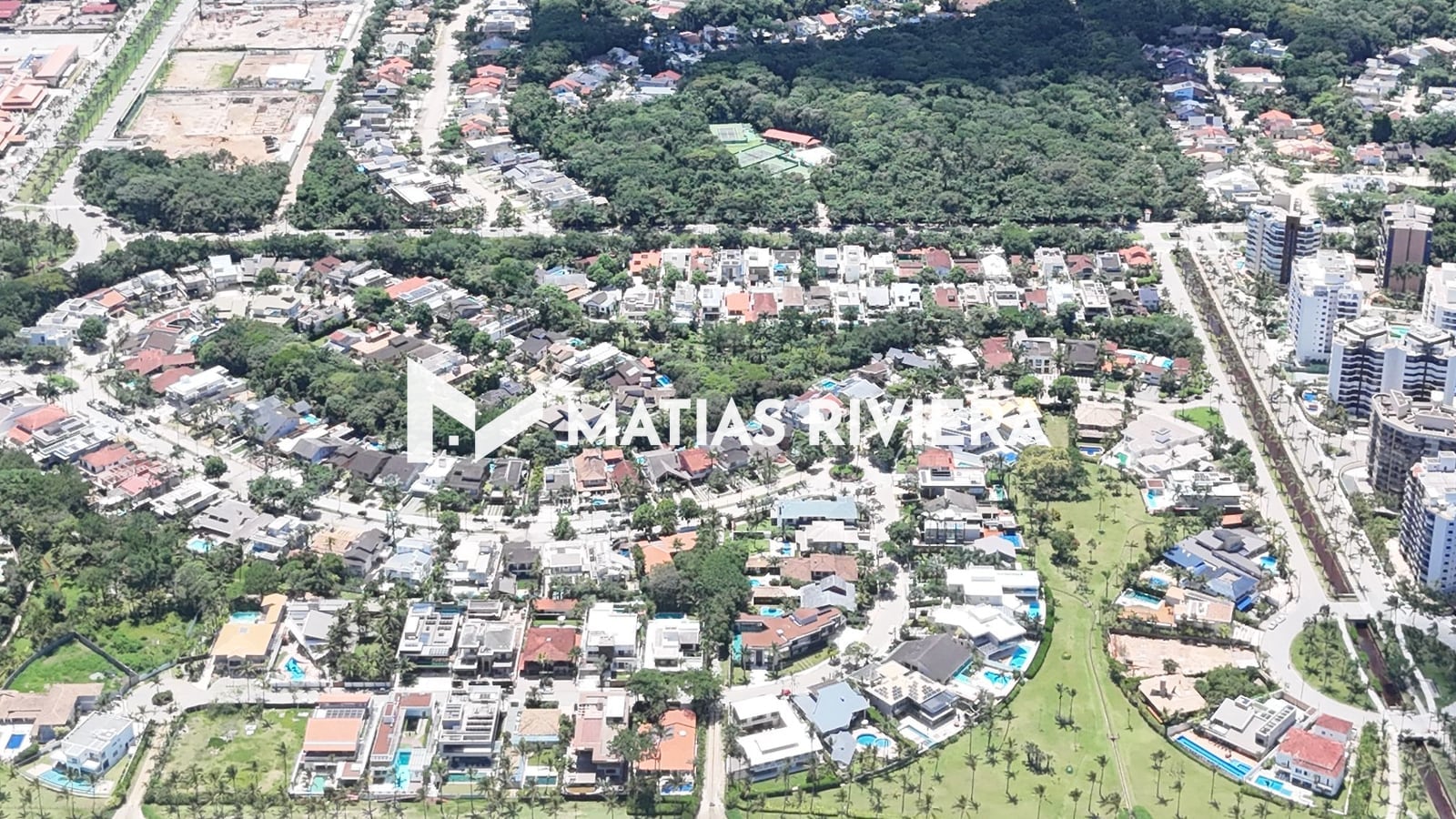 Casas e edifícios da Riviera de São Lourenço vistos do alto, entre a praia e a mata