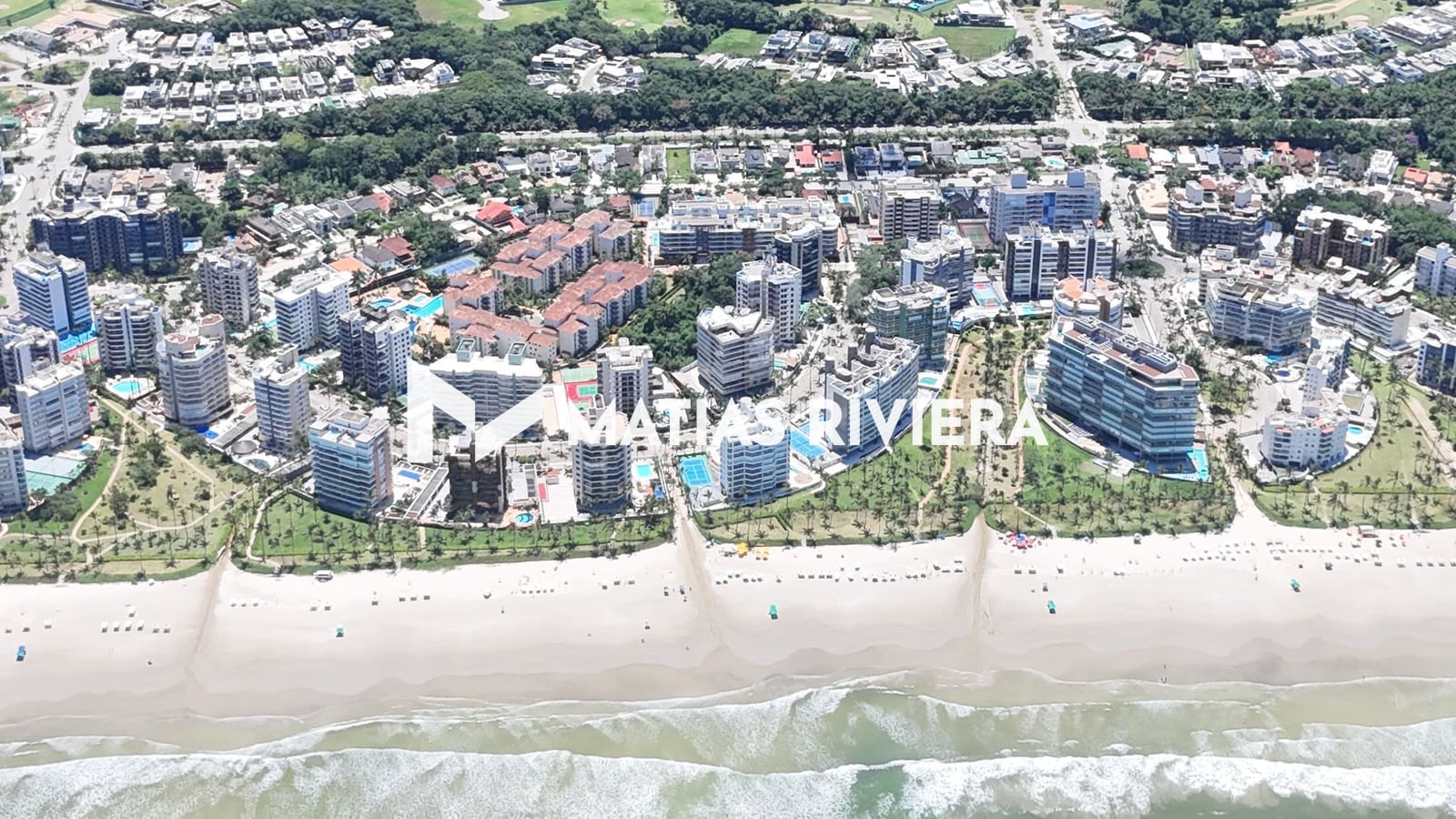 Módulos da Riviera de São Lourenço vistos do mar, com a praia, os edifícios e as ruas arborizadas