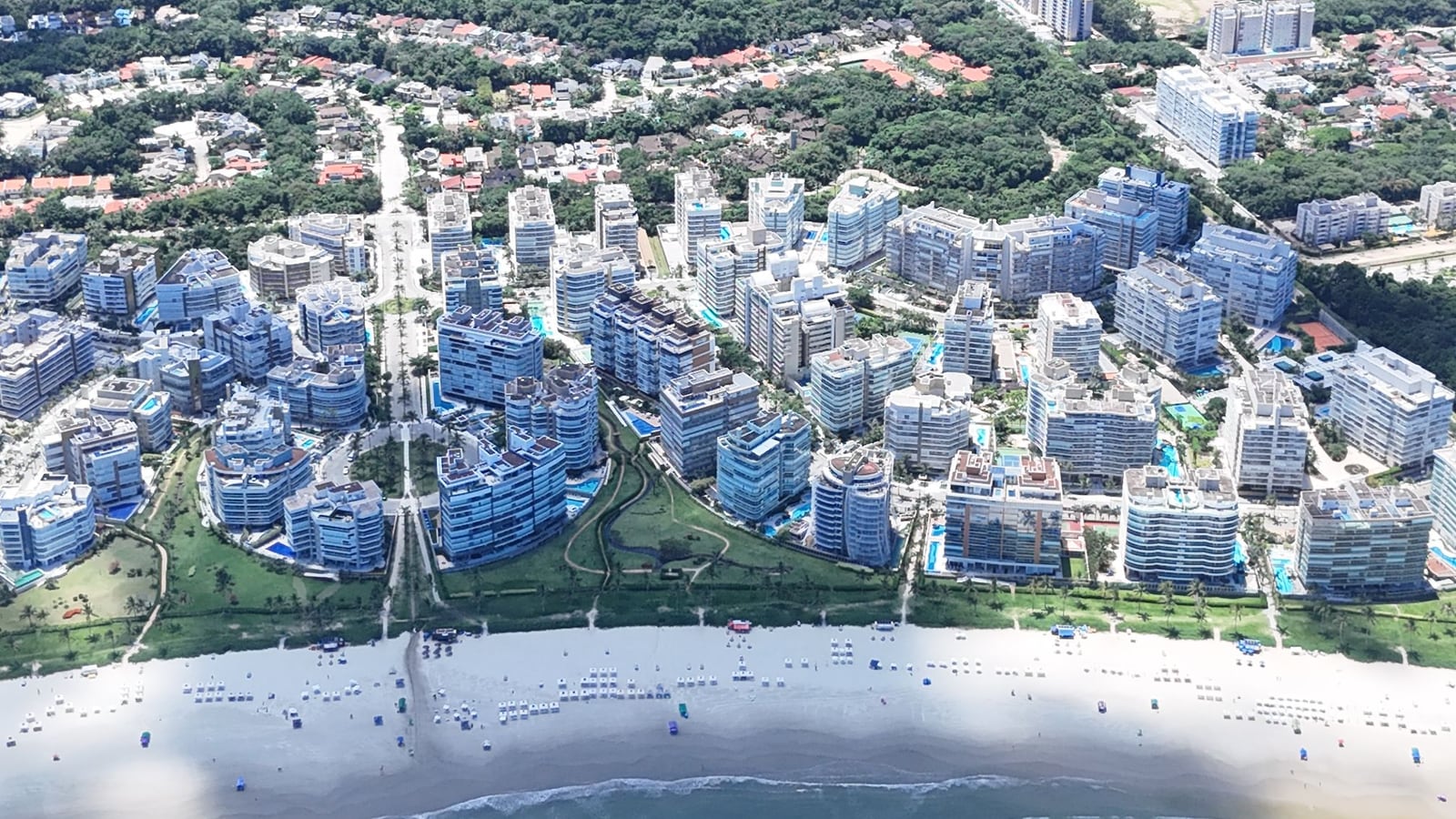 Edifícios e casas da Riviera de São Lourenço vistos do alto, com a praia em primeiro plano