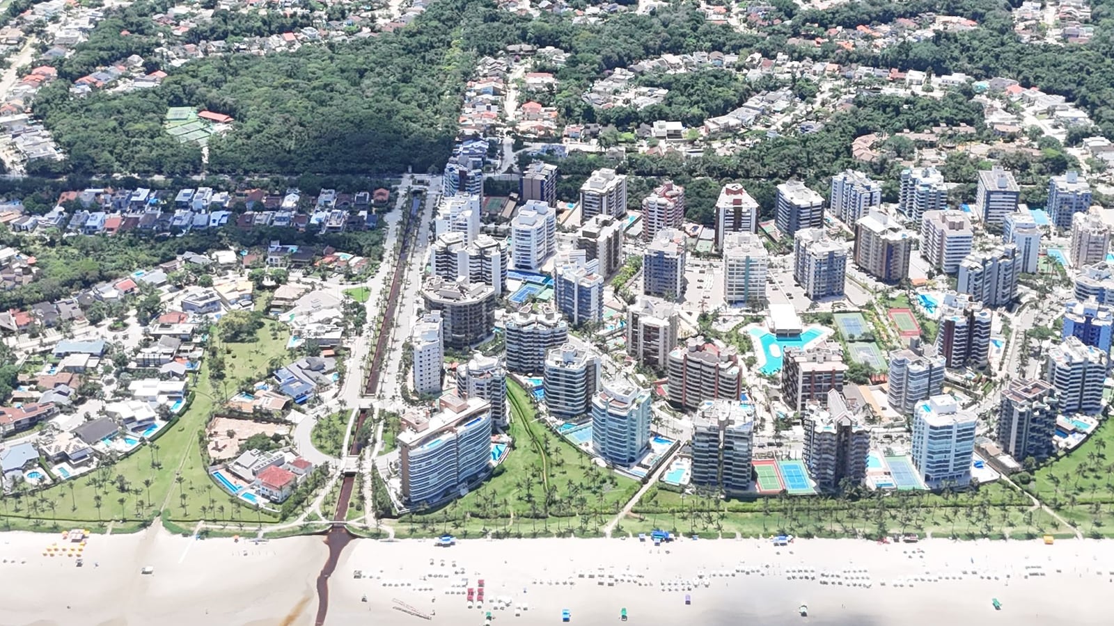 Casas com jardins e edifícios da Riviera de São Lourenço vistos do alto, junto à praia