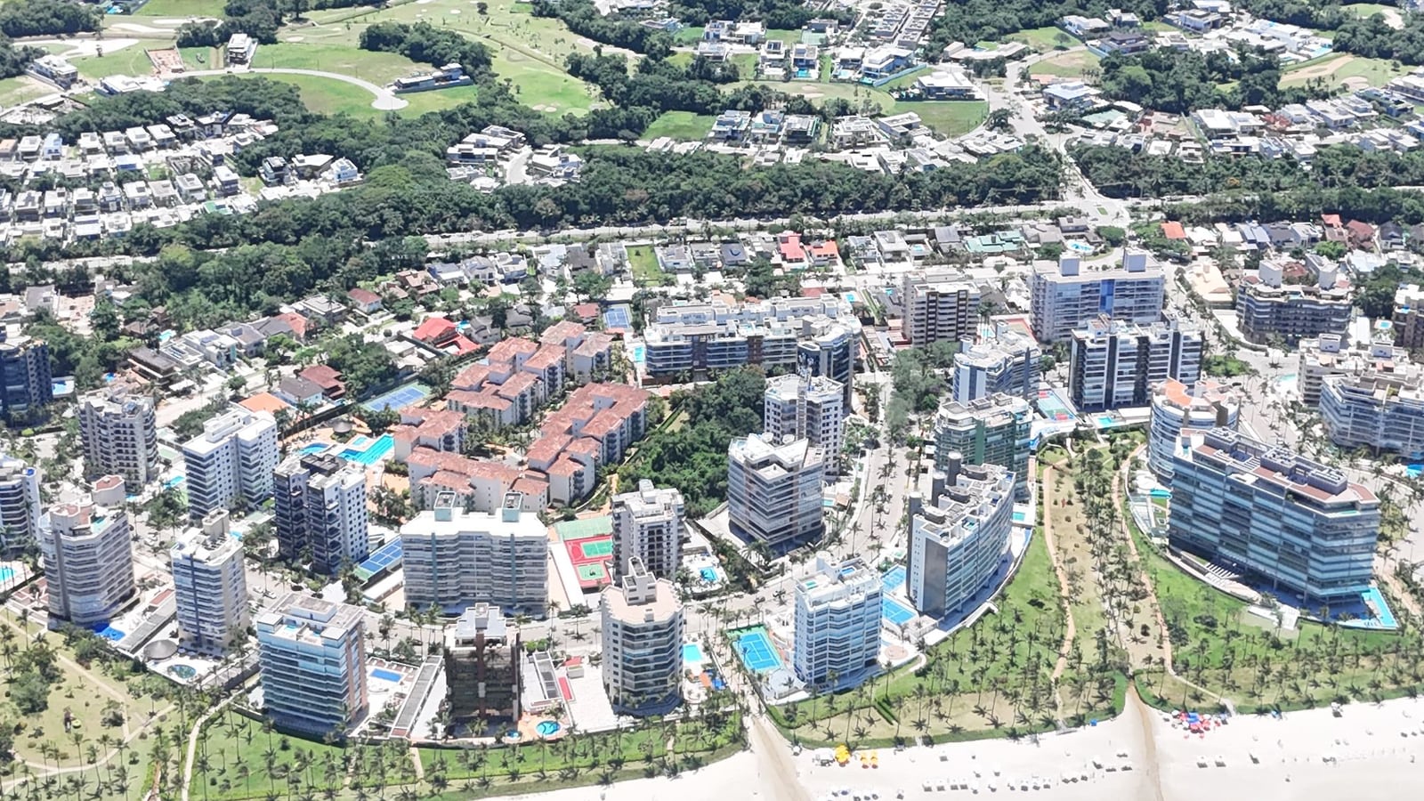 Desenho dos módulos da Riviera de São Lourenço visto do alto, das ruas em curva junto à praia até a mata