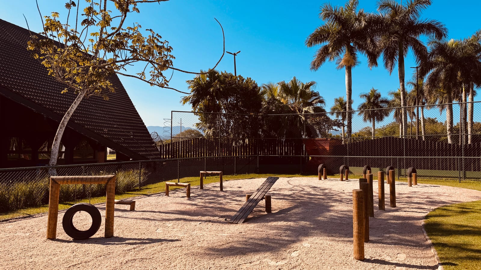 Parquinho de areia com brinquedos de madeira na área de lazer do Condomínio Hanga Roa, em Bertioga