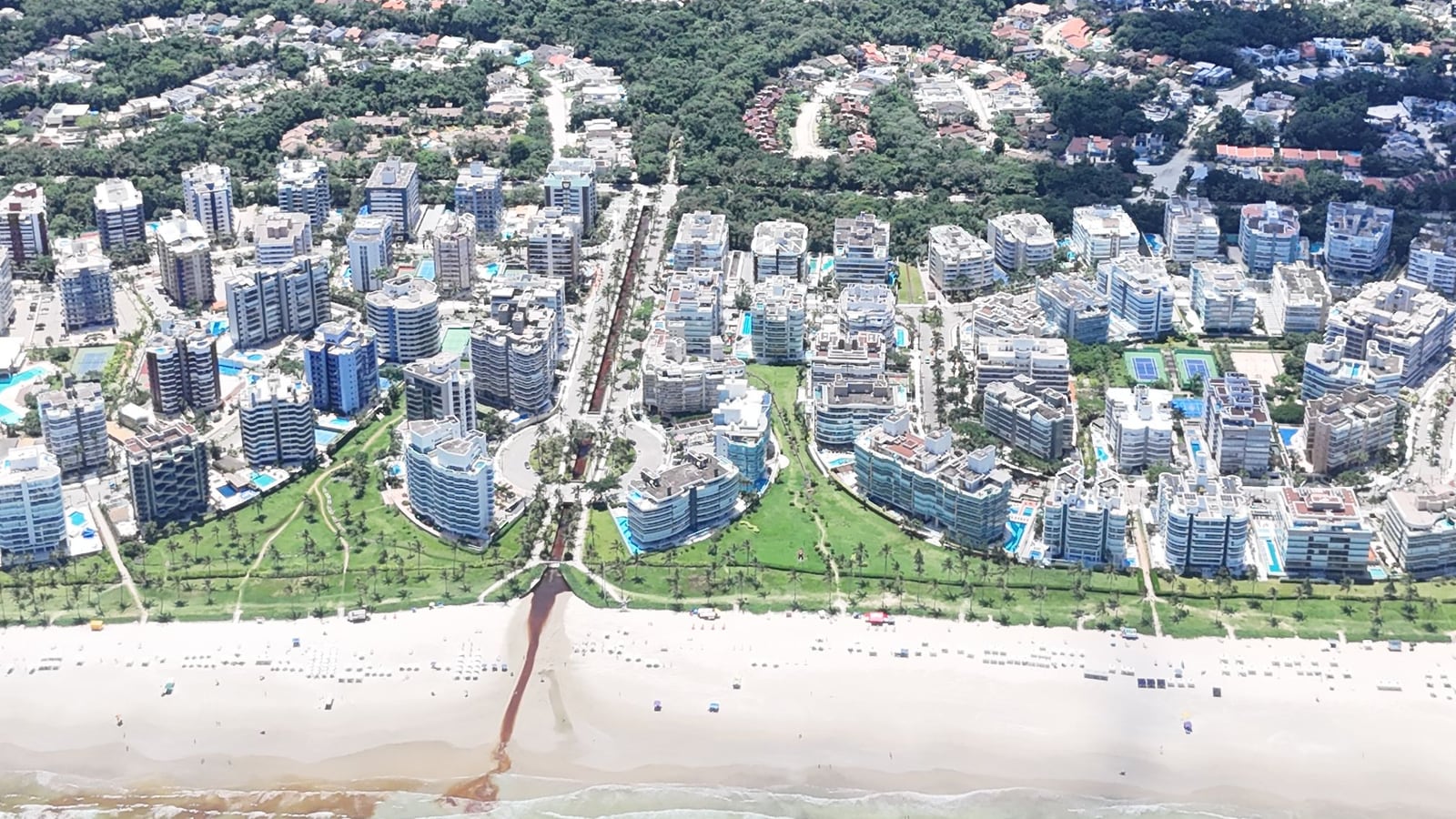 Vista aérea da Riviera de São Lourenço, da faixa de areia aos módulos residenciais e à mata