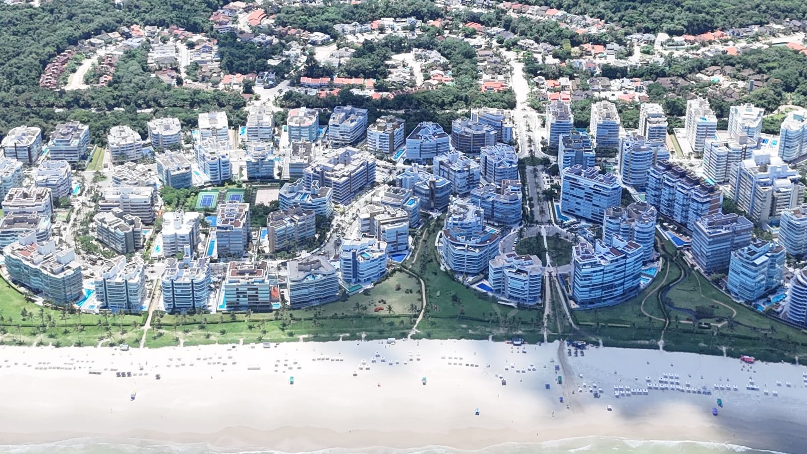 Edifícios e módulos da Riviera de São Lourenço junto à praia, vistos do alto