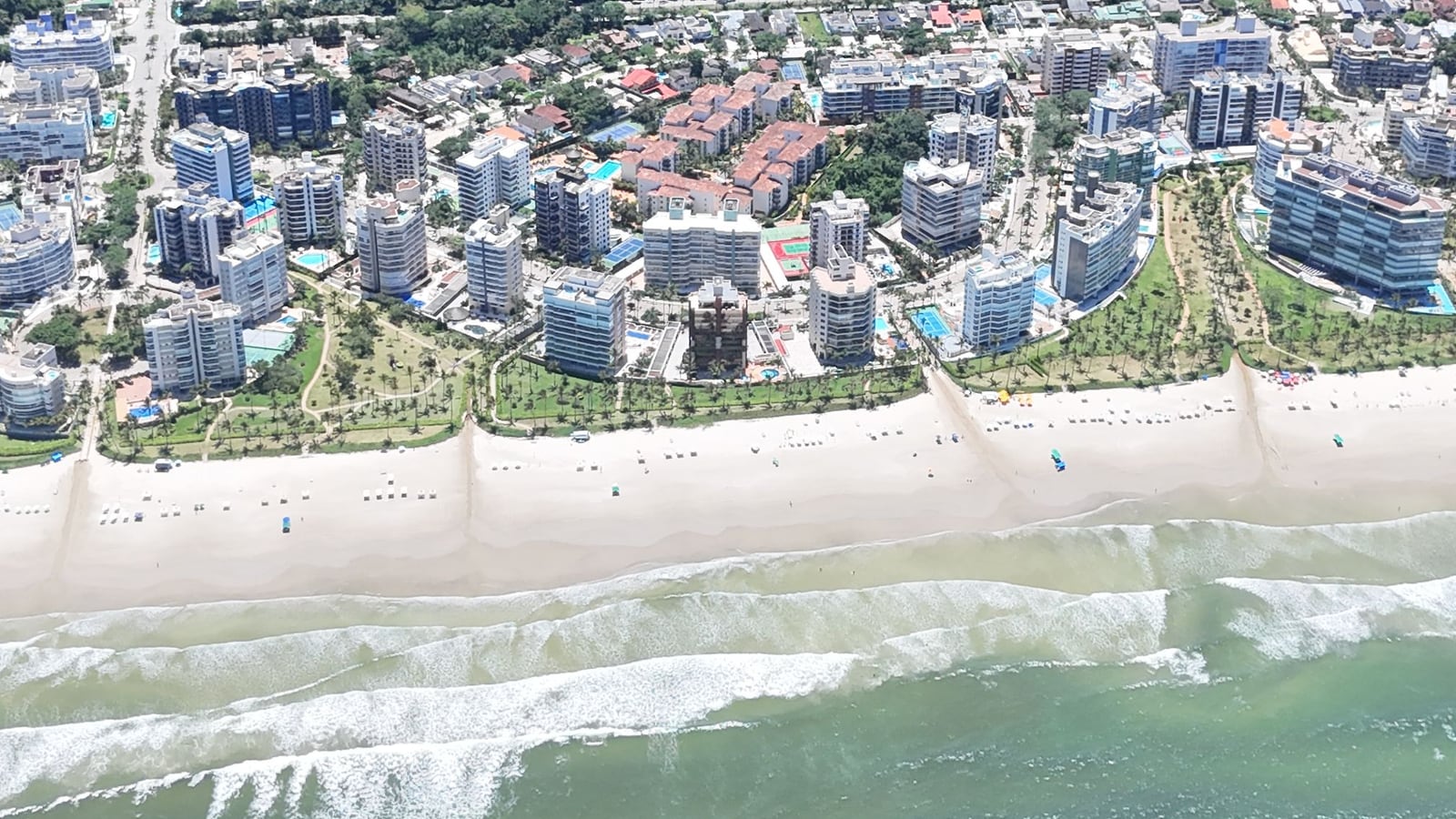 A Riviera de São Lourenço vista do mar: a praia, os edifícios da orla e os módulos residenciais até a mata