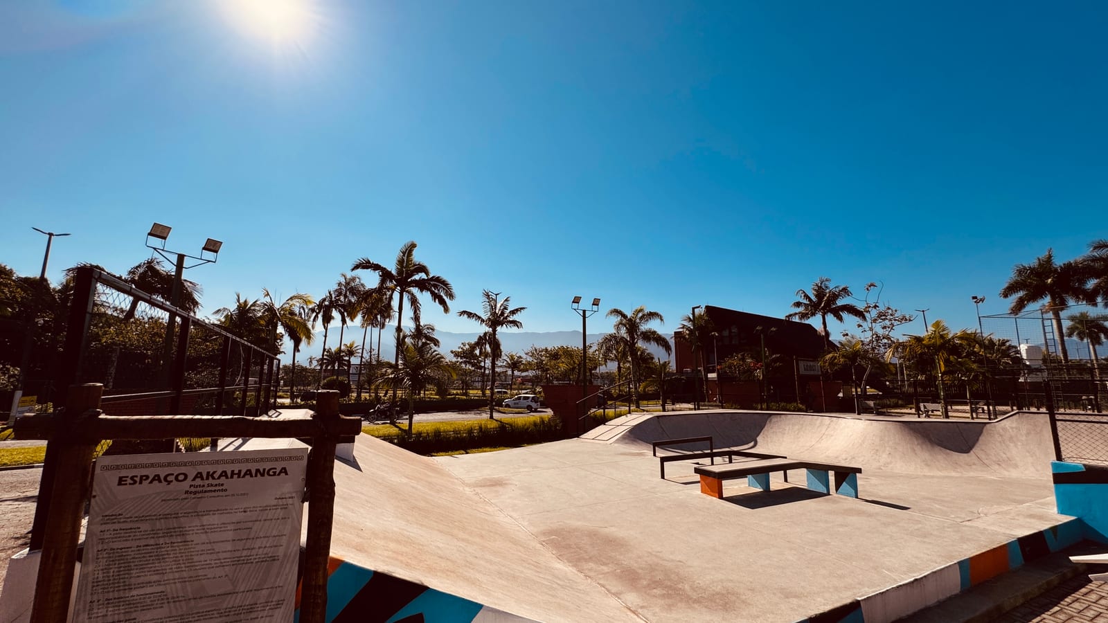 Pista de skate ao ar livre na área de lazer do Condomínio Hanga Roa