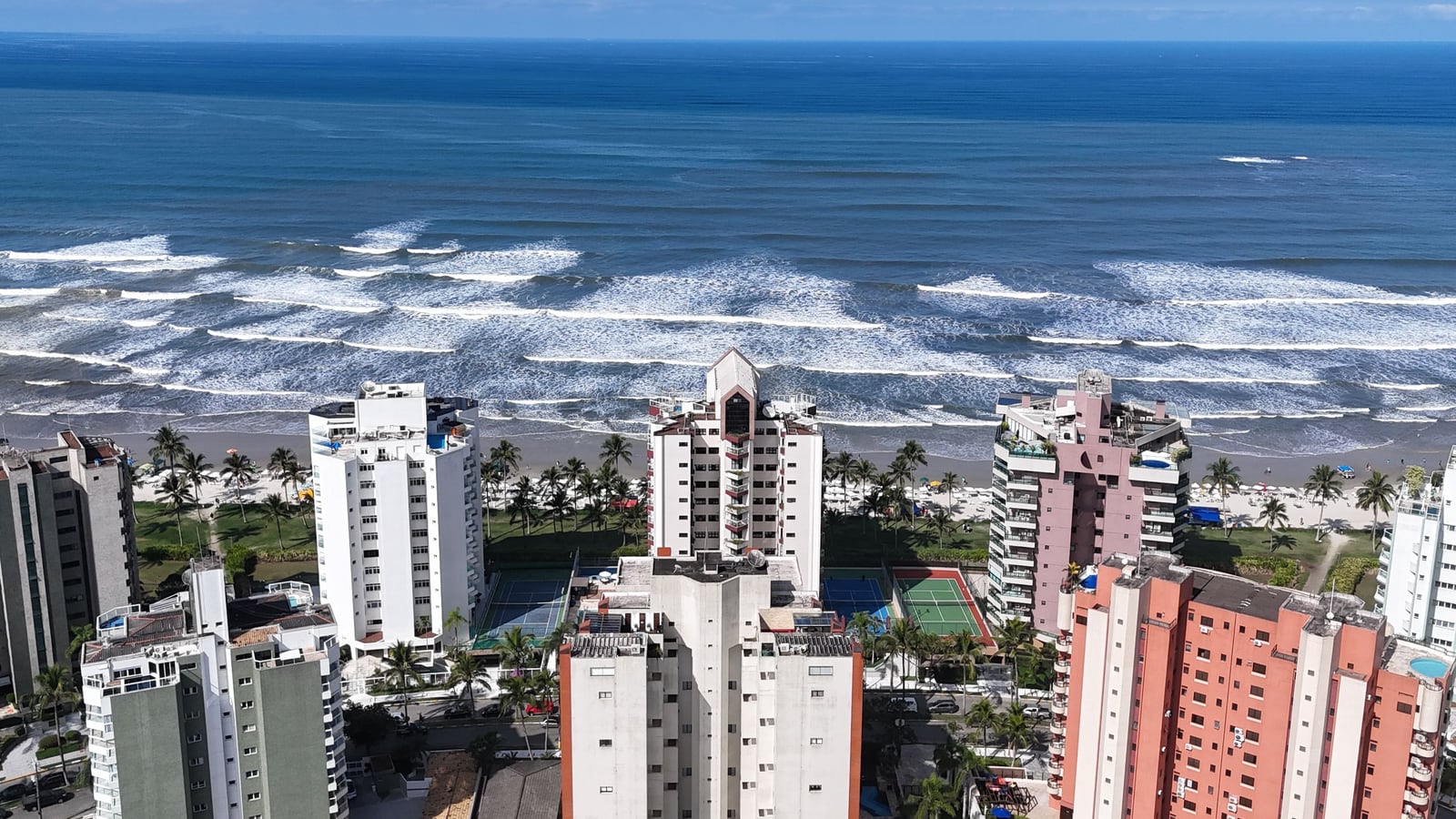 Edifícios da Riviera de São Lourenço diante do mar, vistos do alto