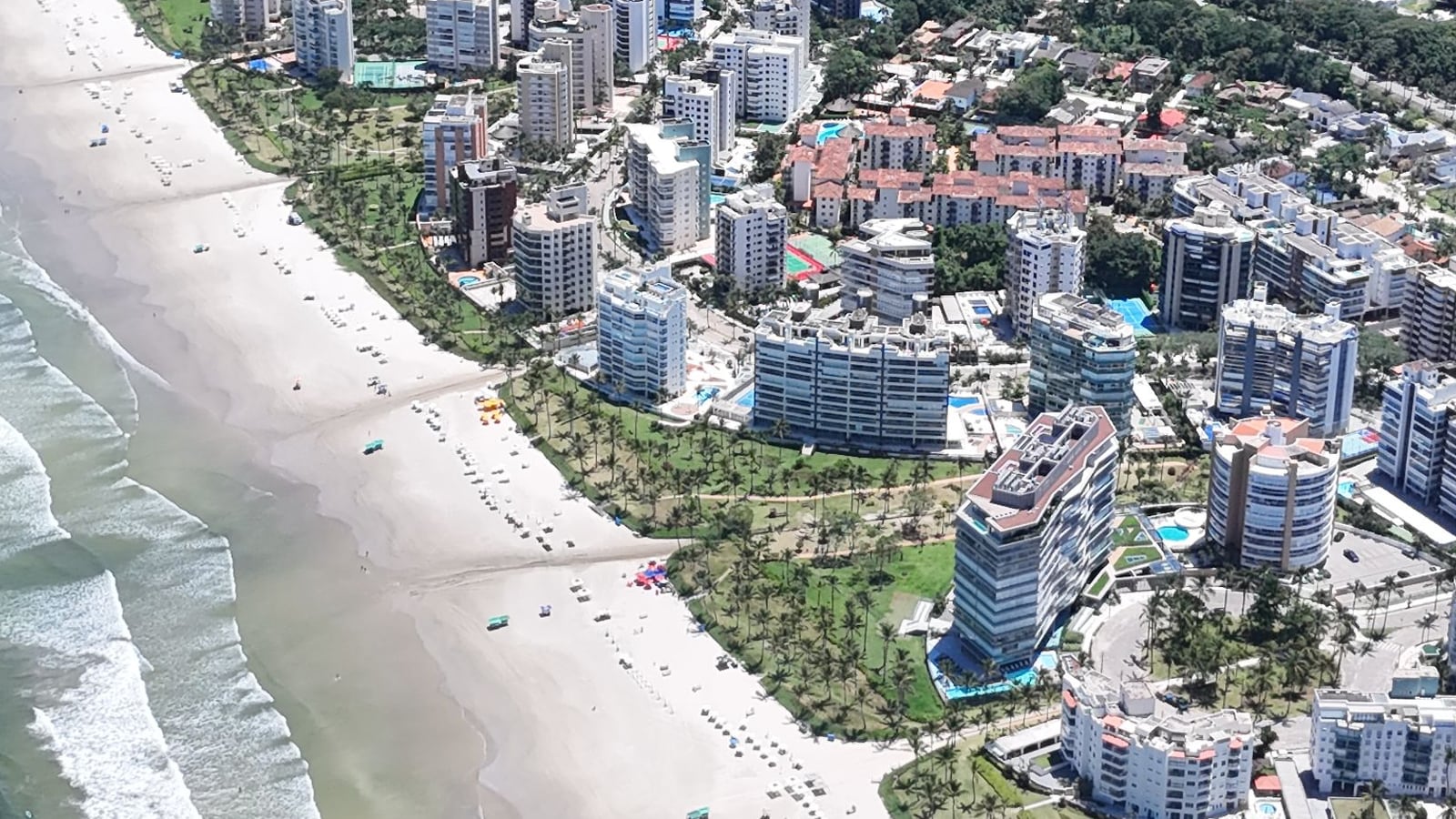 Edifícios à beira-mar da Riviera de São Lourenço e a faixa de areia, vistos do alto