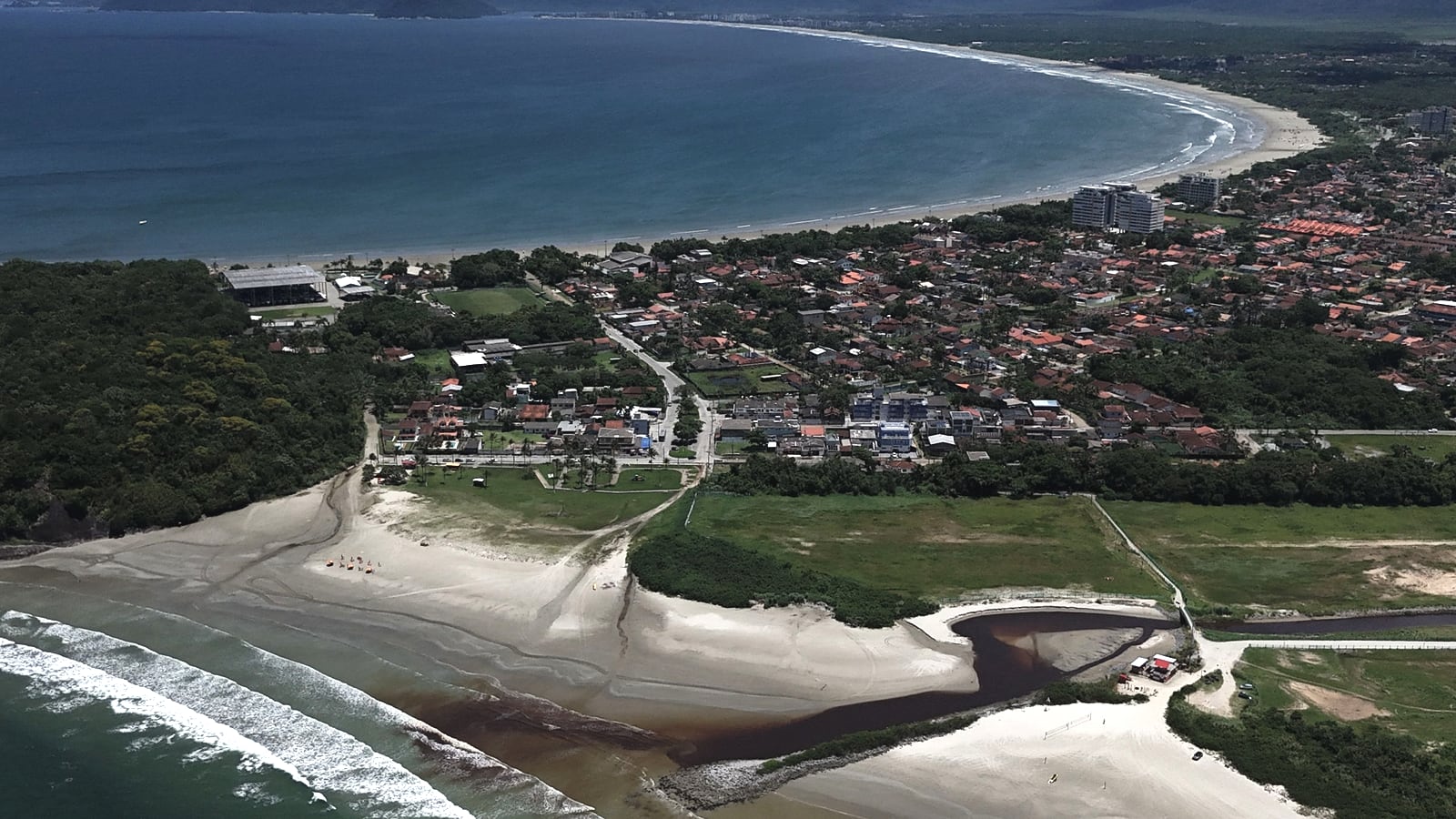 Ponta da praia de São Lourenço vista do alto: o morro com mata, a restinga e a baía ao fundo