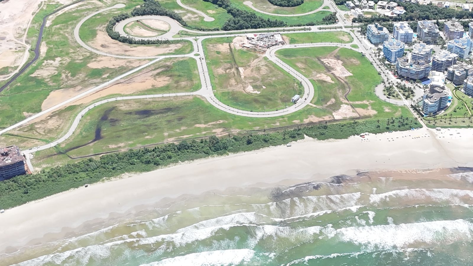 Vista aérea da Riviera de São Lourenço: a praia, os módulos residenciais e as áreas verdes até a mata