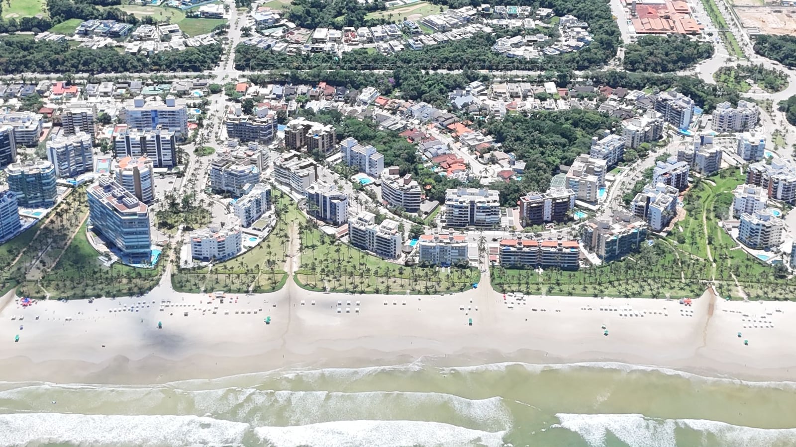Edifícios à beira-mar e casas dos módulos da Riviera de São Lourenço, vistos do alto a partir do mar