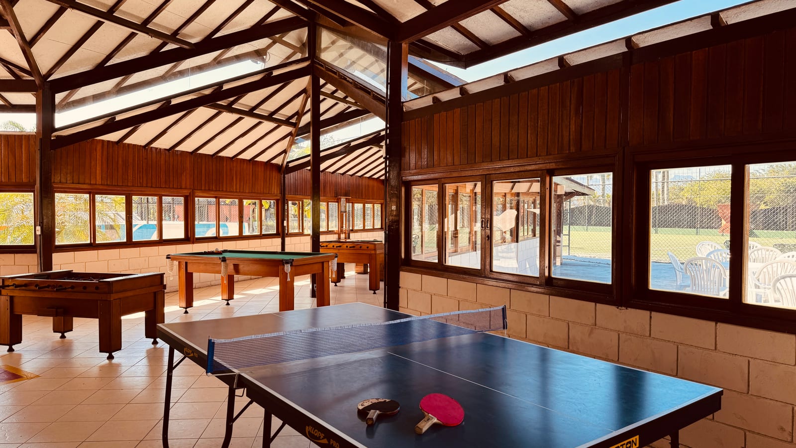 Mesa de pingue-pongue no salão de jogos do Condomínio Hanga Roa