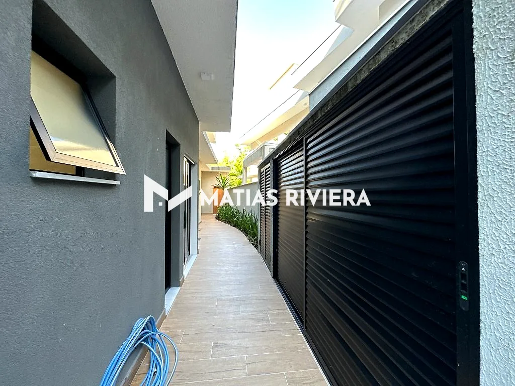 Corredor lateral, casa de maquinas