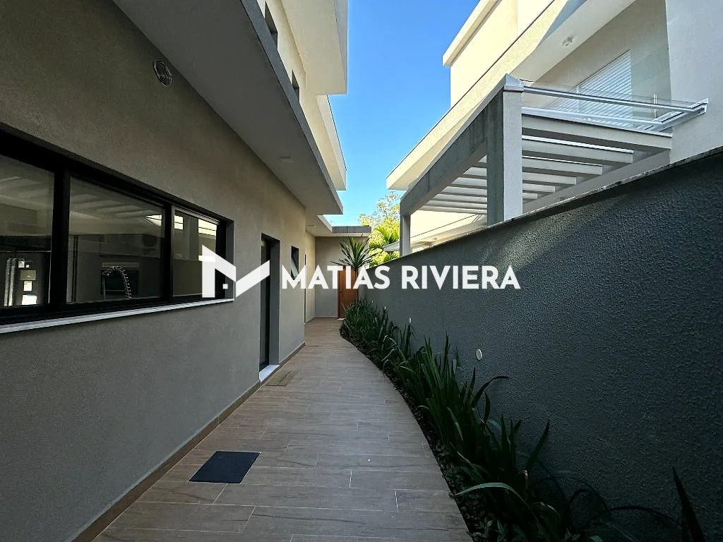 Corredor lateral, casa de maquinas