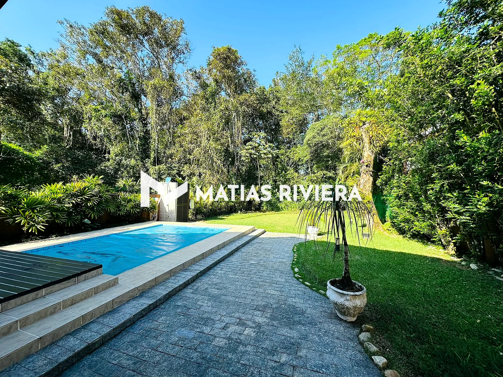 Área externa – Piscina e jardim