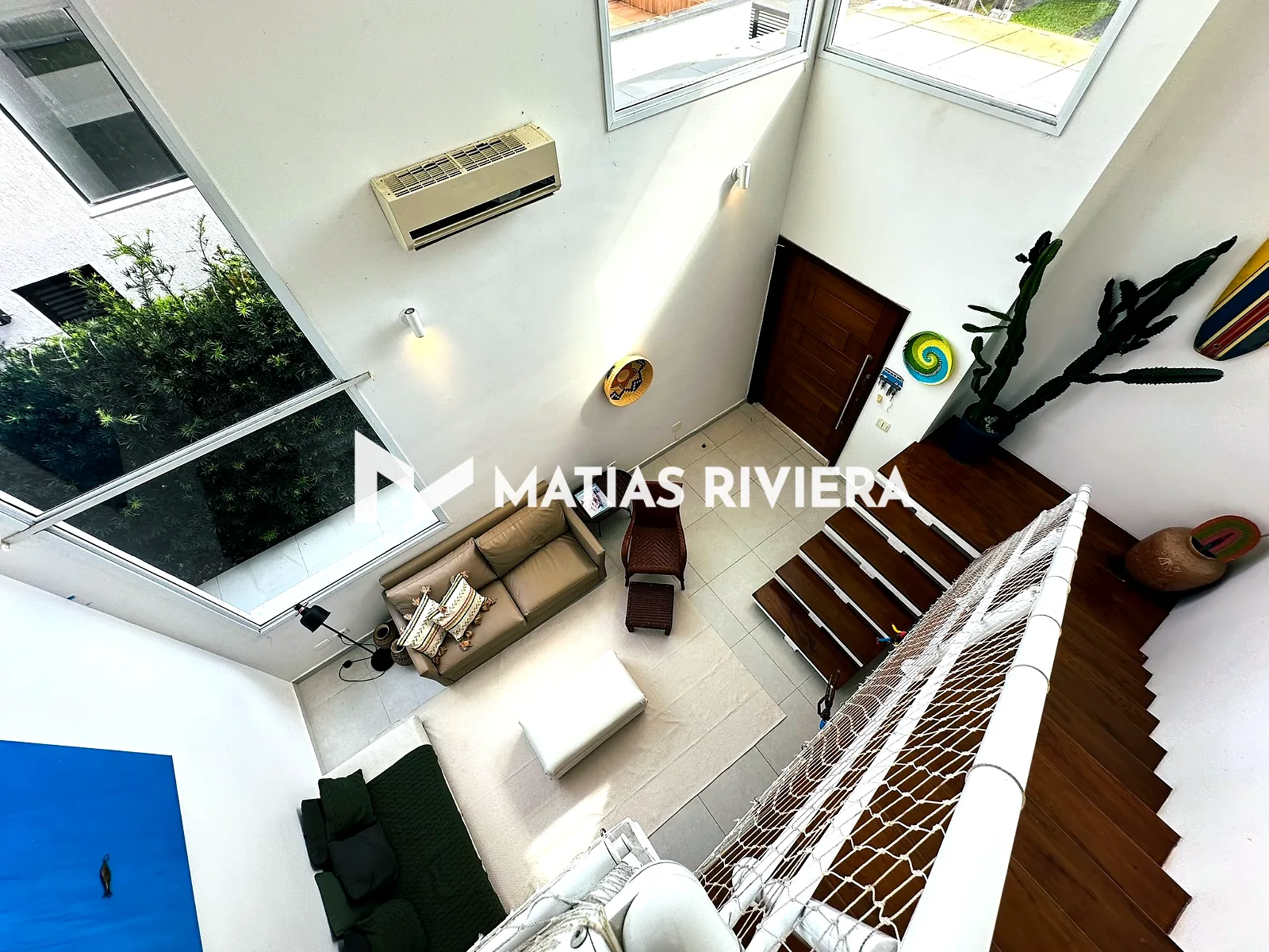 Escada de acesso ao pavimento superior